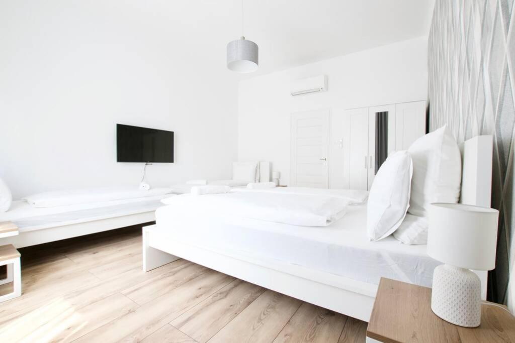 Premium Apartment By Hi5-Vaci Str. 3 Bedroom Budapest Exterior photo